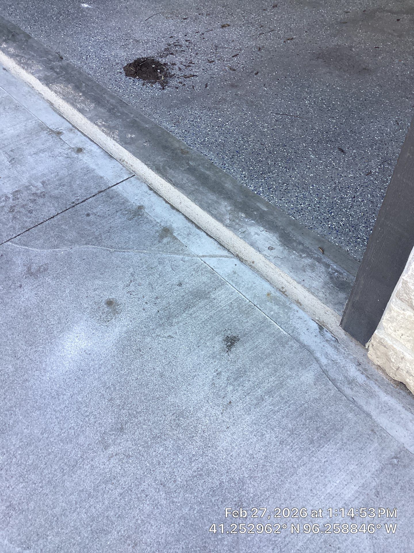 Early warning signs of sinking garage floors on a Midwest home