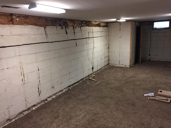 Early warning signs of cracked block foundation on a Midwest home