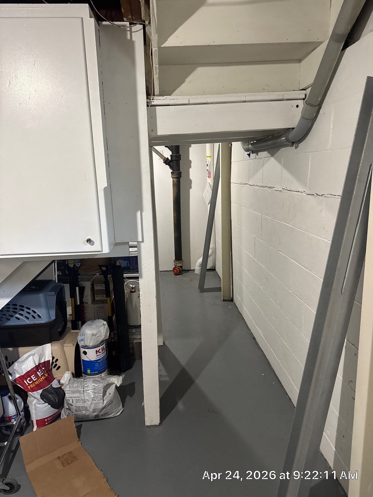 Early warning signs of bowing walls on a Midwest home
