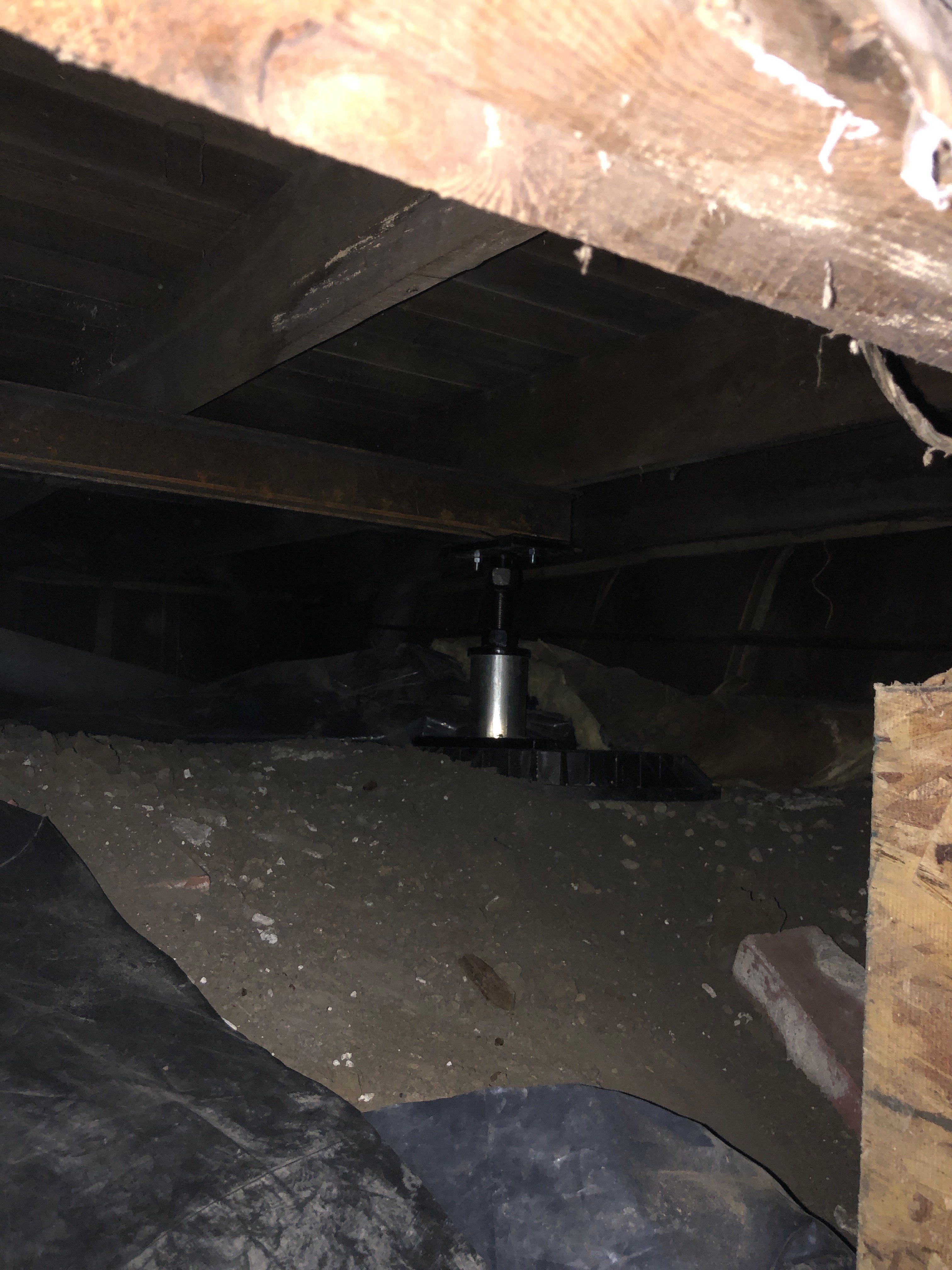 Early warning signs of sagging crawl space on a Midwest home