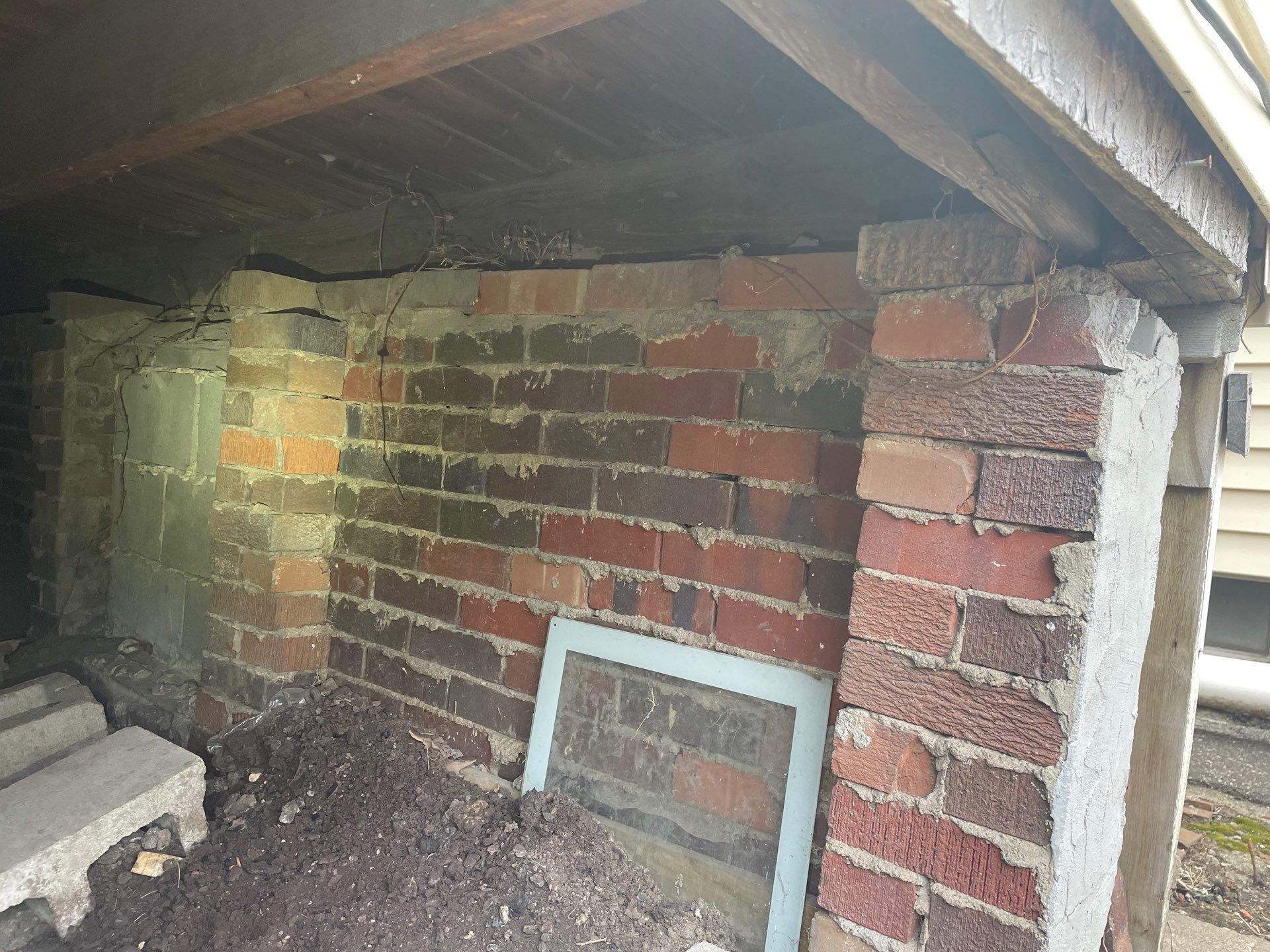 Early warning signs of cracked block foundation on a Midwest home
